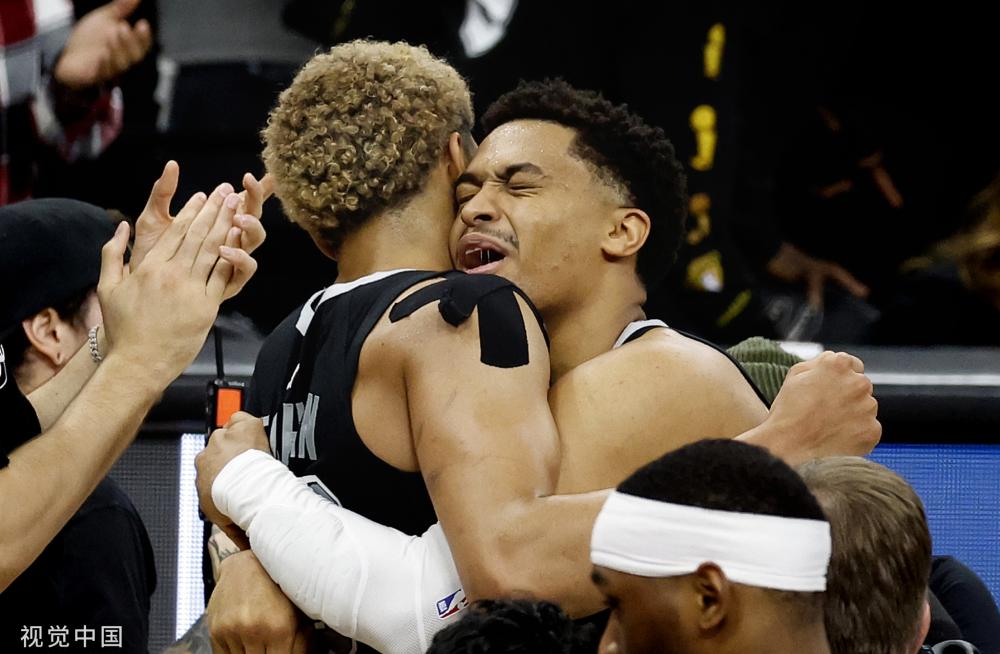 与此同时也 与此同时也